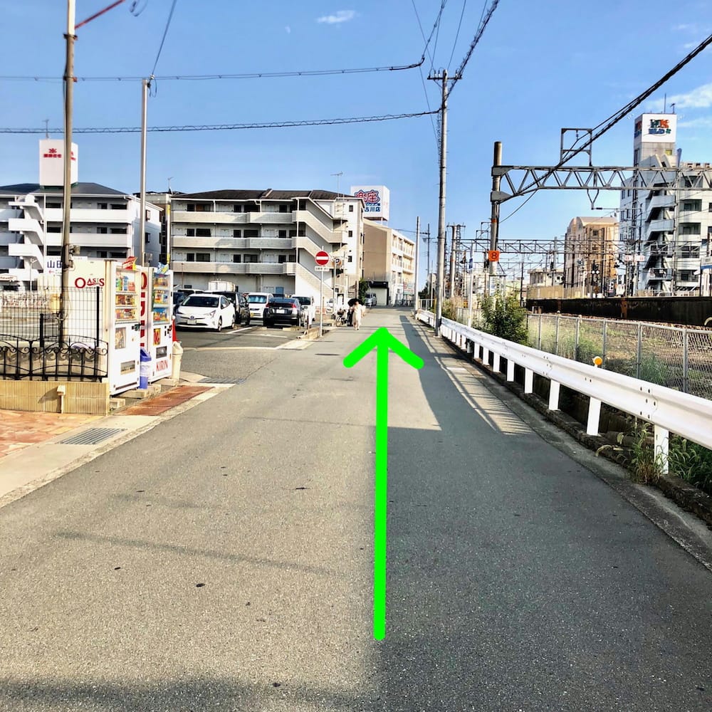 道順：線路を右手に見ながら直進します。